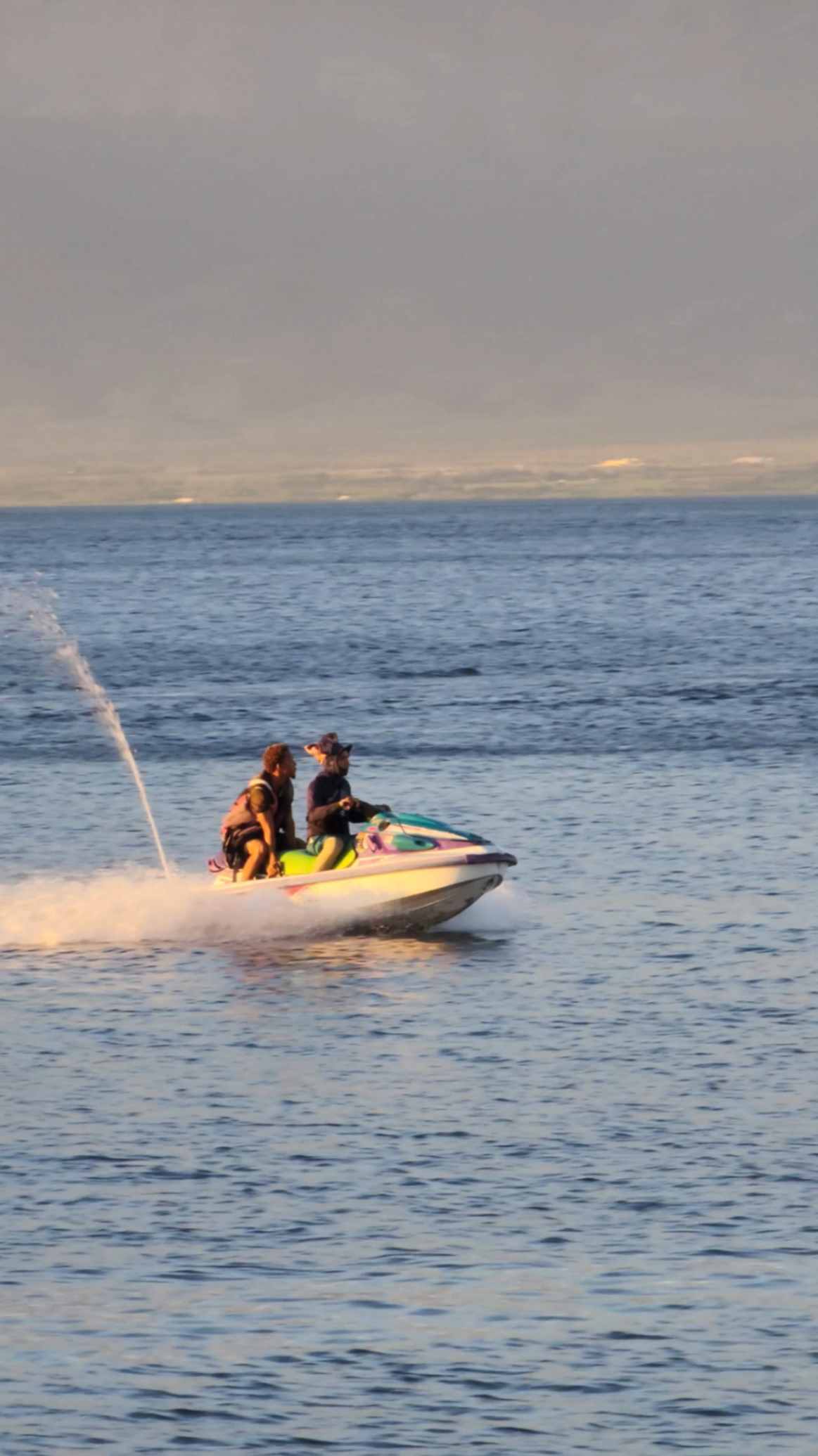 Deporte acuático en Palmar de Ocoa con jet ski en el agua