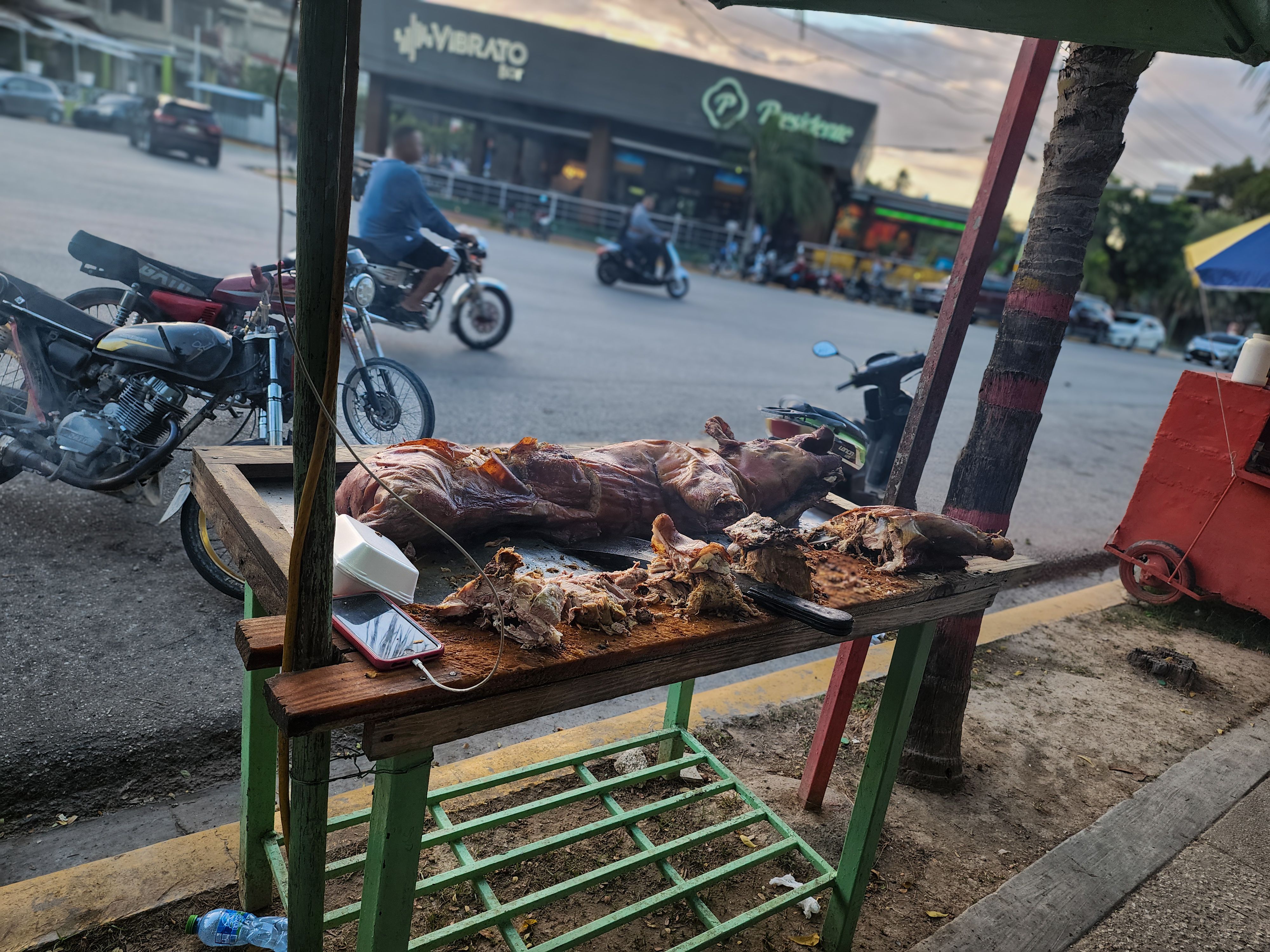 Cerdo Asado en Río Sito, Barahona