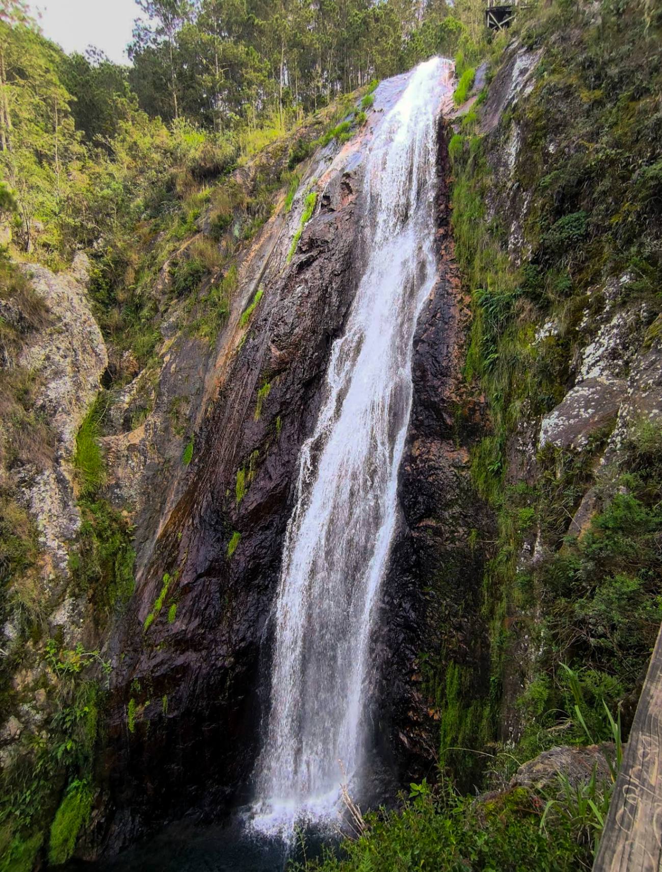 Impresionante caída del Salto de Aguas Blancas en Constanza