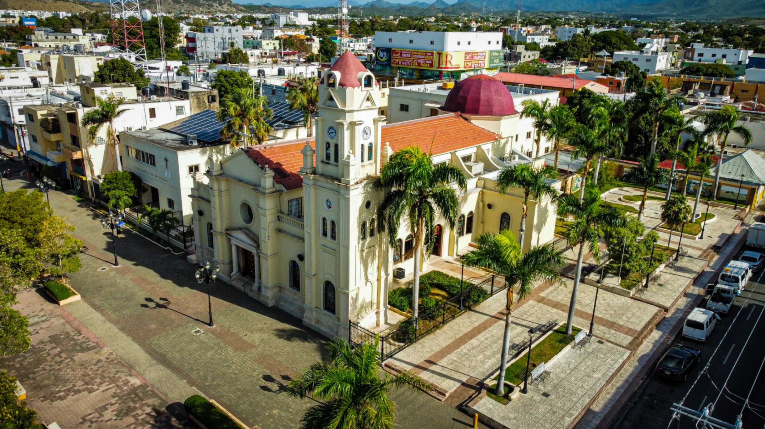 Parque Central de Baní, un lugar lleno de vida y tradición local, su catedral de la iglesia central de bani.
