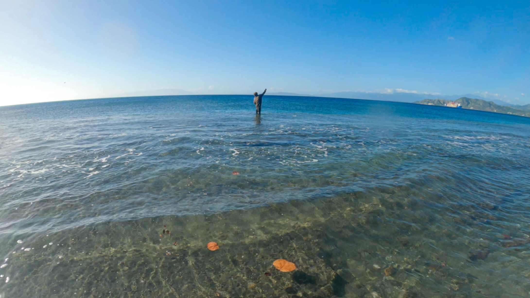 Pesca tradicional y arena gris en Playa El Derrumbao