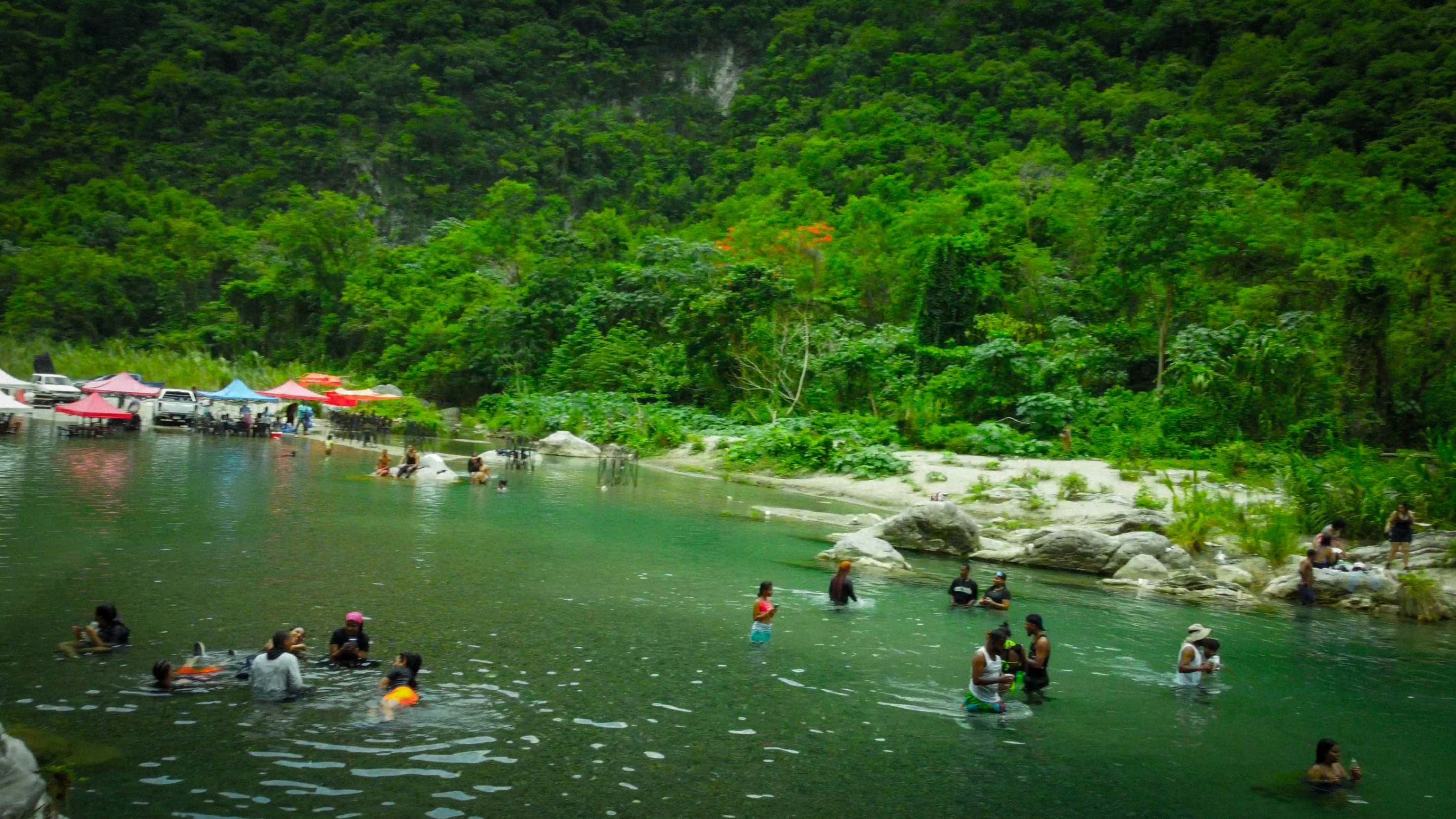 Personas disfrutando en el Balneario Muchas Aguas