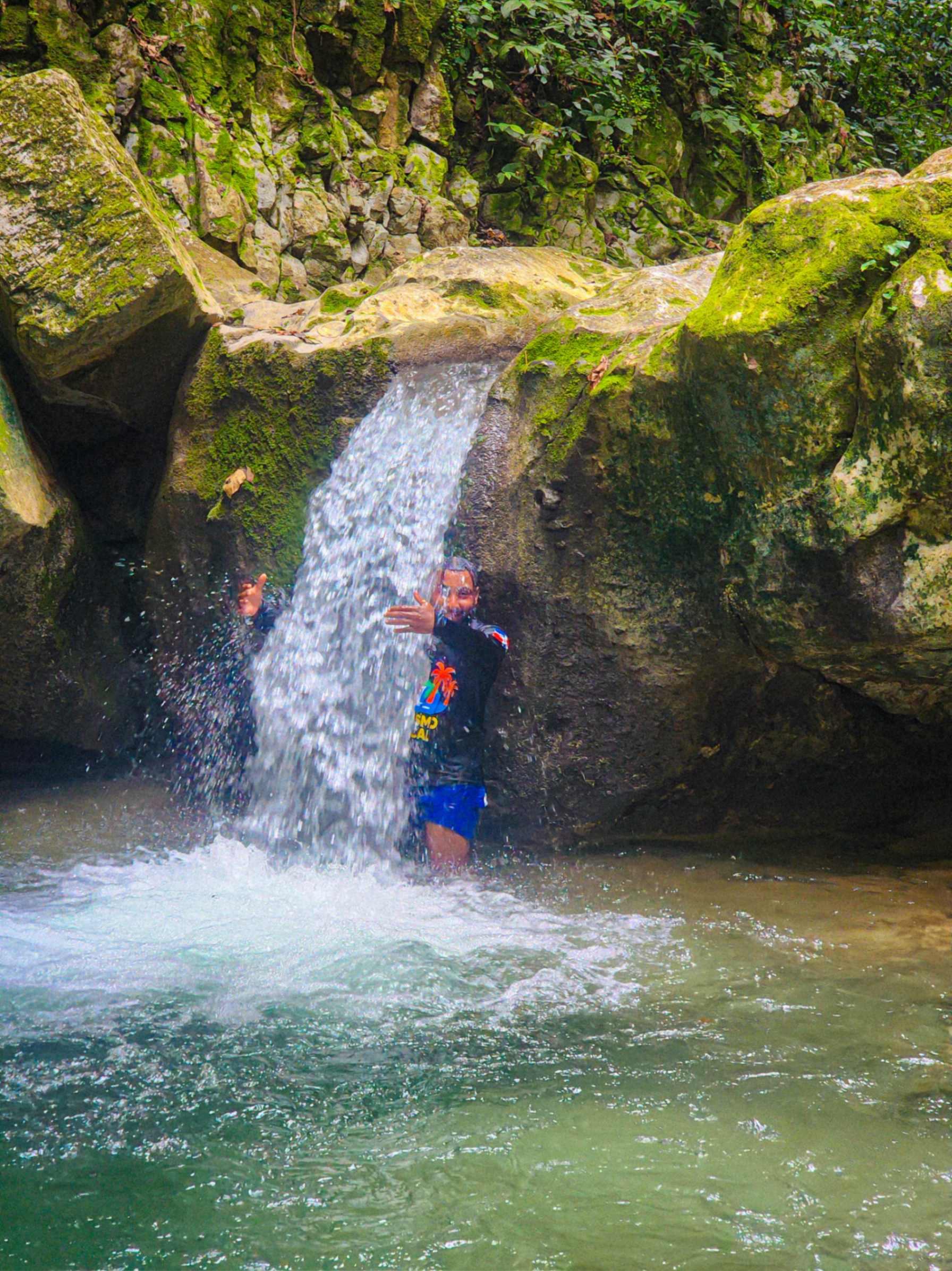 Poza natural de agua muy fría en la Cascada La Culebra