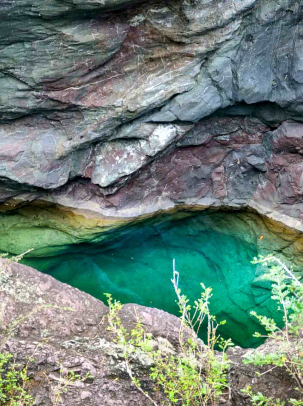 Pozas turquesa entre roca