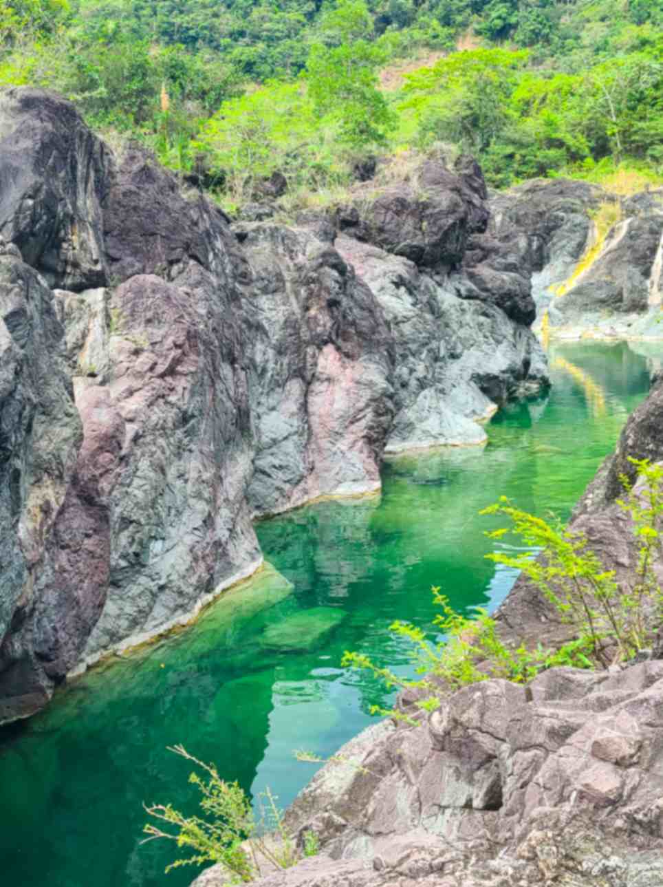 Vista de rocas y río en Los Cacaos