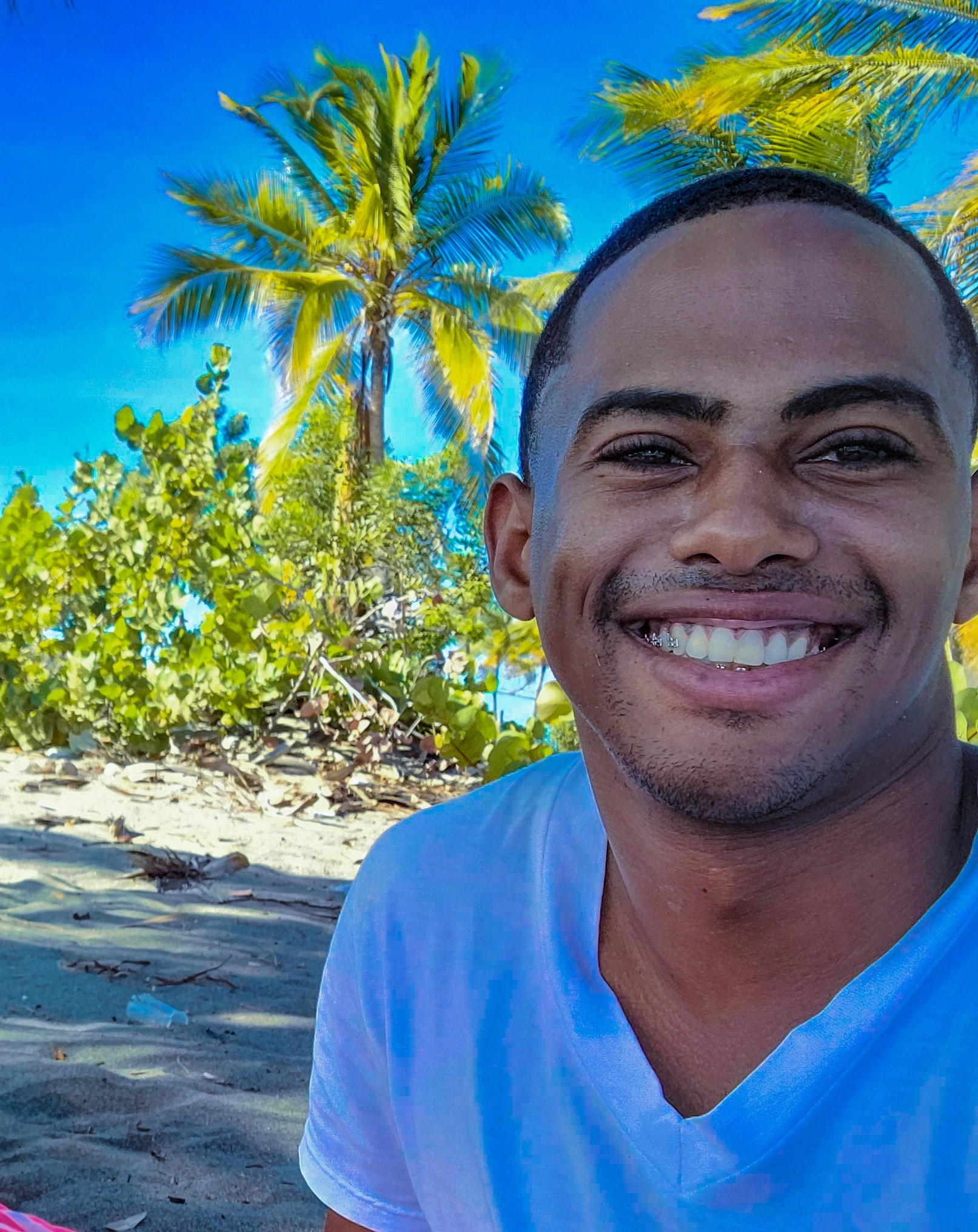 Foto de editor de colores dominicanos Alexis Samboy