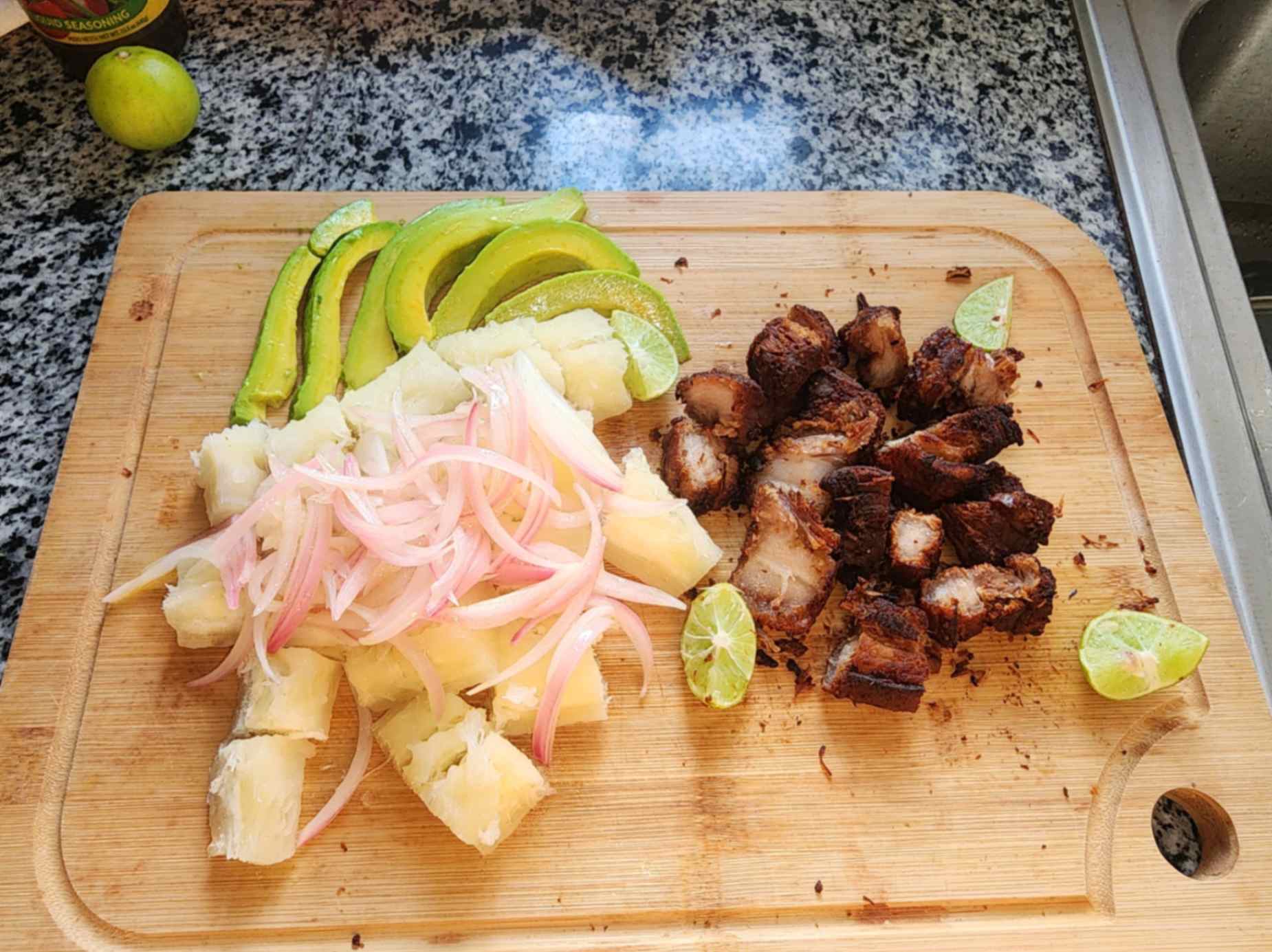 Chicharrón dominicano crujiente con yuca