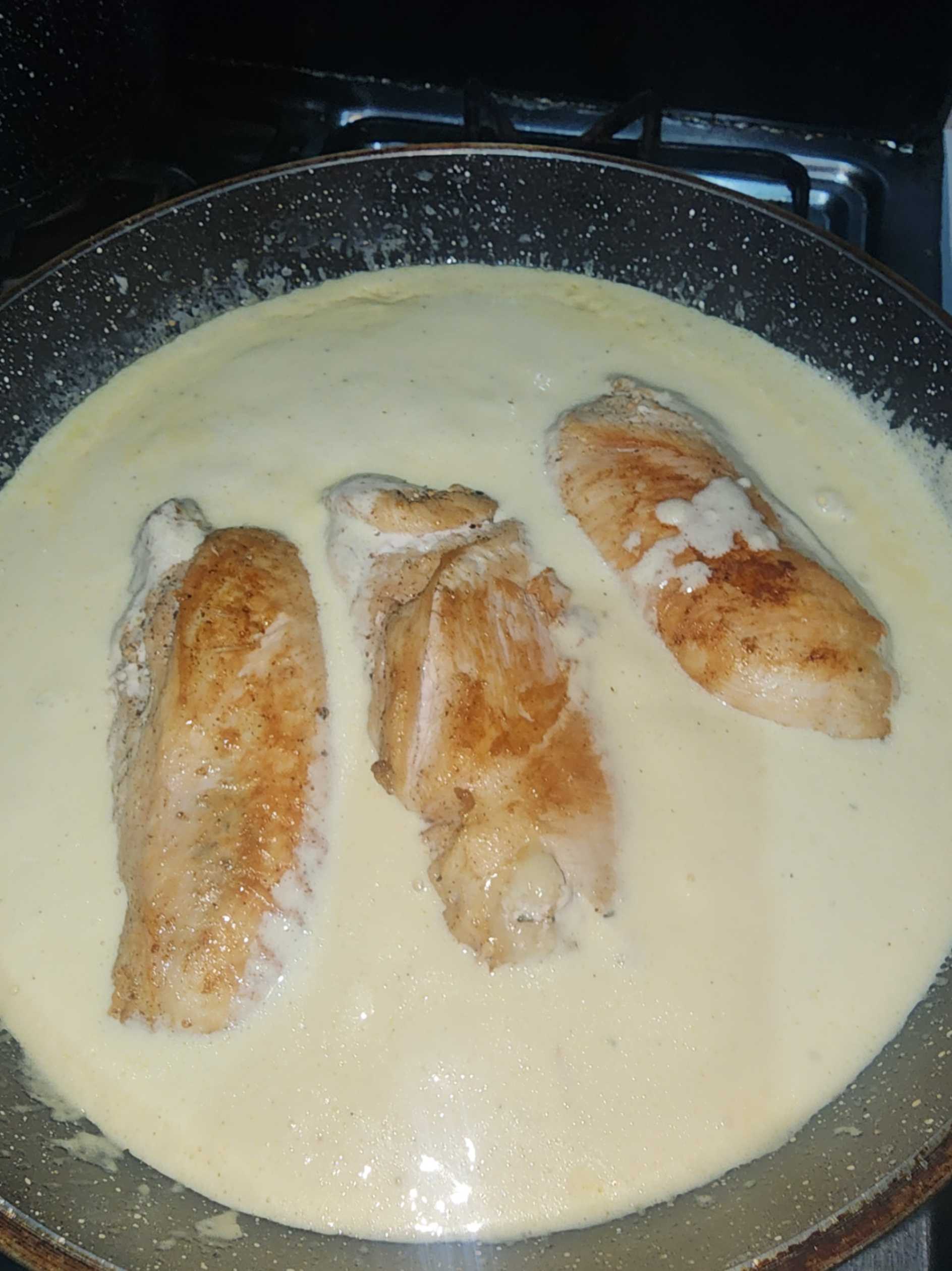 Pechugas rellenas en salsa de ajo