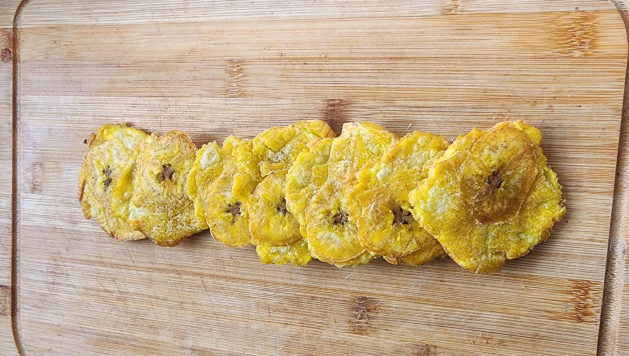 Plátanos verdes fritos crujientes