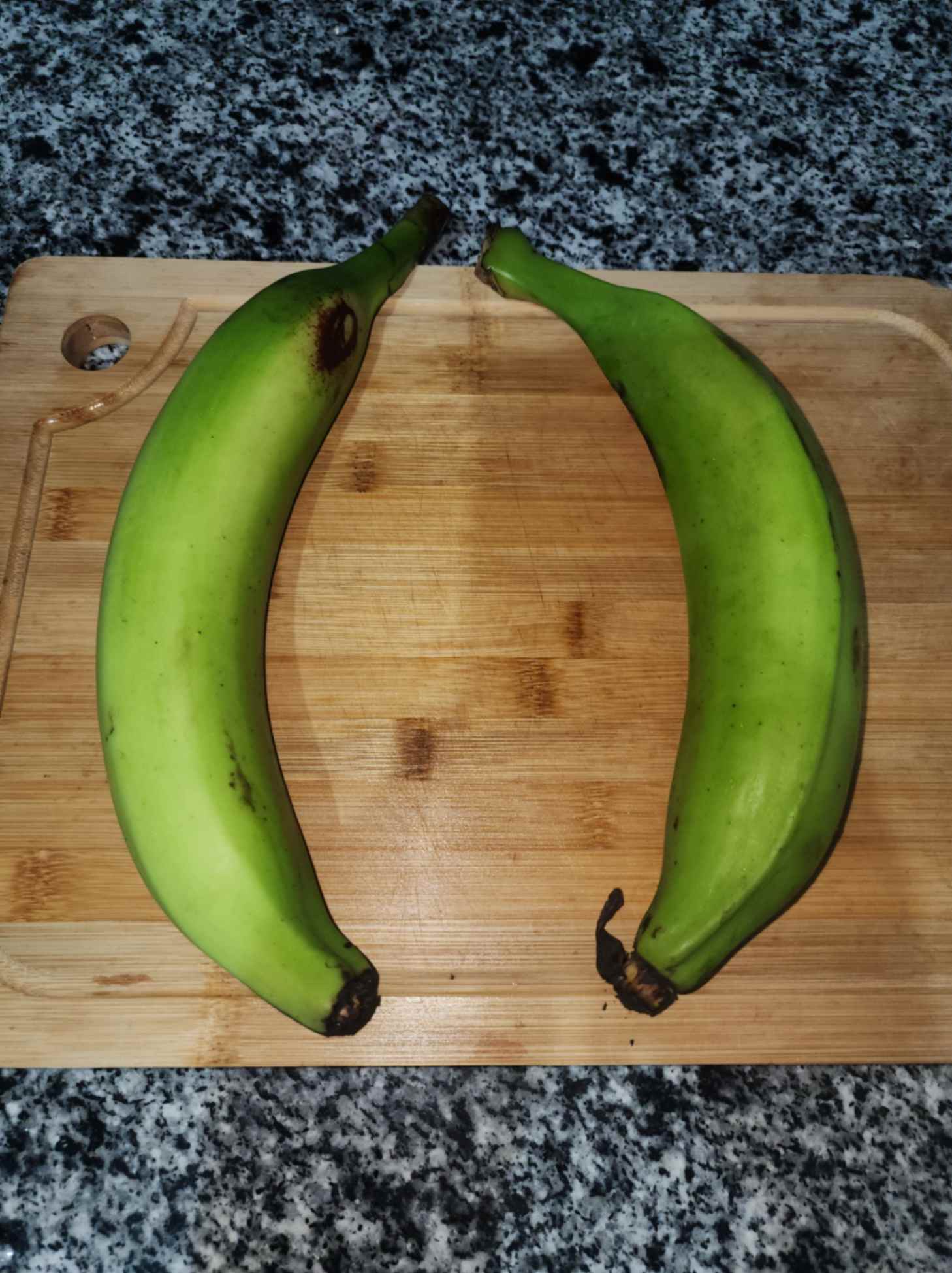 Plátanos verdes enteros listos para preparar tostones